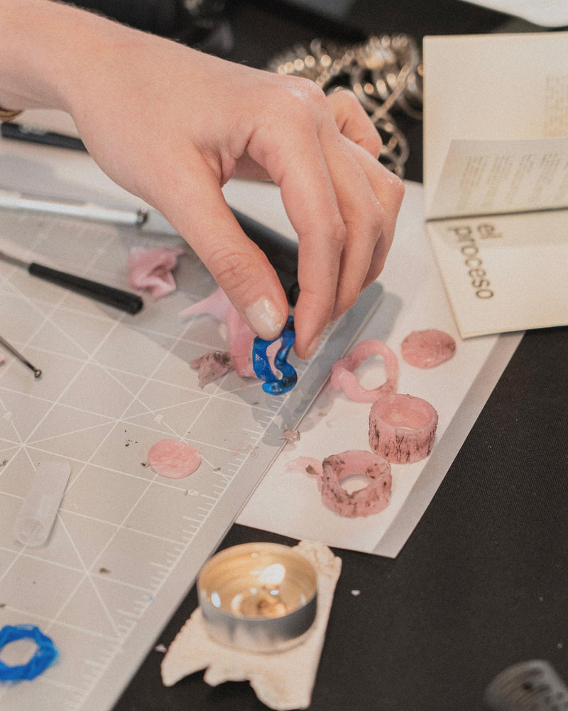 Amulets of the Territory - modelando la cera a mano